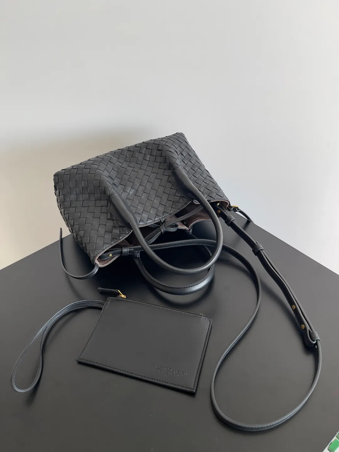 Batch 1660 BOTTEGA VENETA 2025 new product pinacoteca has super soft leather, and the weaving function, practicality and relaxed fashion sense have not fallen behind❤️‍🔥Amway has given sisters a must-have bag when going out. The size of the bag also accurately meets the commuting needs of urban beauties. It can accommodate mobile phones, keys, lipstick, powder, sunscreen, shopping bags...all of it! ! ! 🔥The capacity should not be underestimated~ It does not choose people, clothes, or occasions. With its majestic curved outline, exquisite woven texture, delicate edges and rounded handles, this woven vegetable basket bag truly achieves the goal of "dressing up and being fashionable without getting in the way"~ Are you interested in Jimei? Style number: 819004 Size: 24*15*12cm